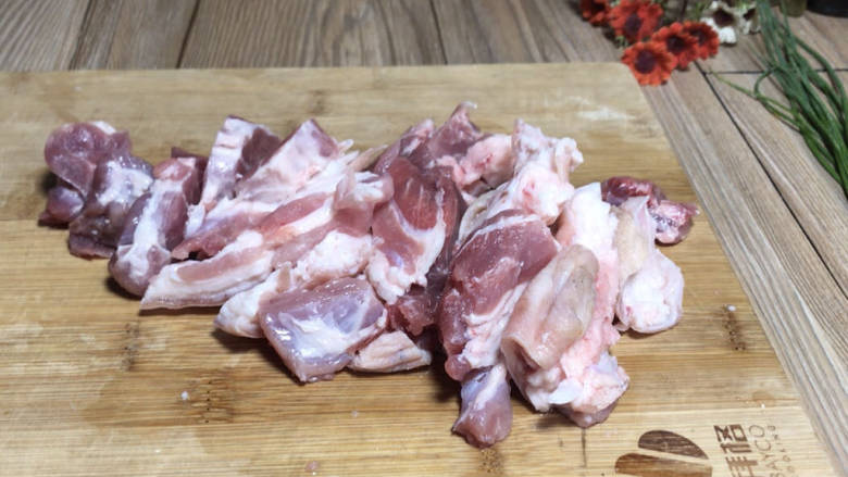 白萝卜炖猪肉,<a style='color:red;display:inline-block;' href='/shicai/ 414'>猪肉</a>洗净,切成小块备用