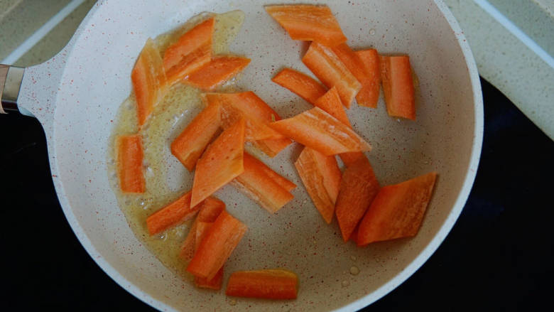 包菜胡萝卜炒鸡蛋,再起一油锅,胡萝卜片🥕入锅煸炒至微微透明