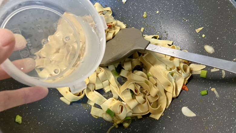 千张肉丝,加小半碗清水,煮开