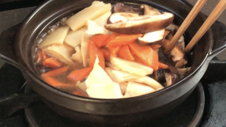 香菇砂锅煲,加入所有的食材,拌匀煮沸后转小火焖煮5分钟