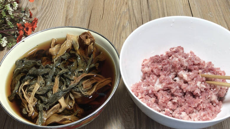 梅干菜猪肉馅饺子,梅干菜提前泡发,备好猪肉末