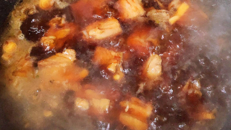 豆角焖卷子,加入开水,盖盖儿炖煮20分钟。