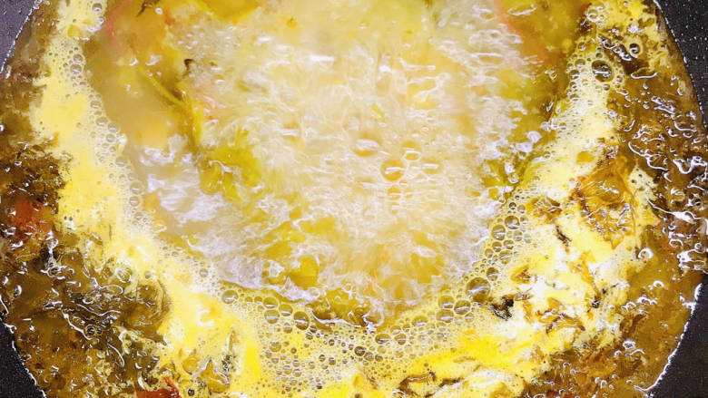 酸菜海鲜锅,大火烧开后转中小火熬5分钟