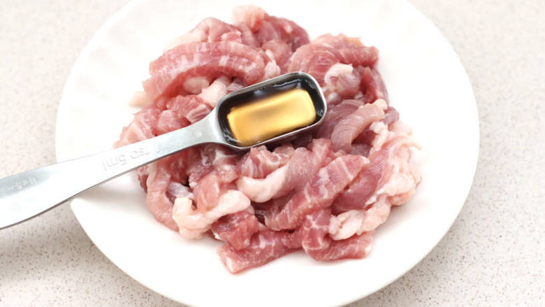 #闹元宵#春日限定的笋片炒肉,肉丝放入容器中,加入<a style='color:red;display:inline-block;' href='/shicai/ 718'>料酒</a>去腥解腻。