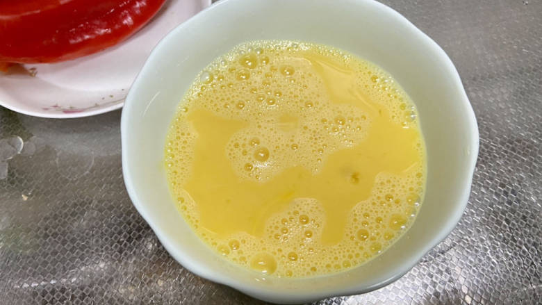 茭白炒鸡蛋,鸡蛋加少许盐,搅打成均匀蛋液