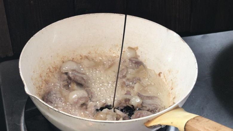 蒜苔五花肉,加入<a style='color:red;display:inline-block;' href='/shicai/ 762'>老抽</a>,炒匀至香