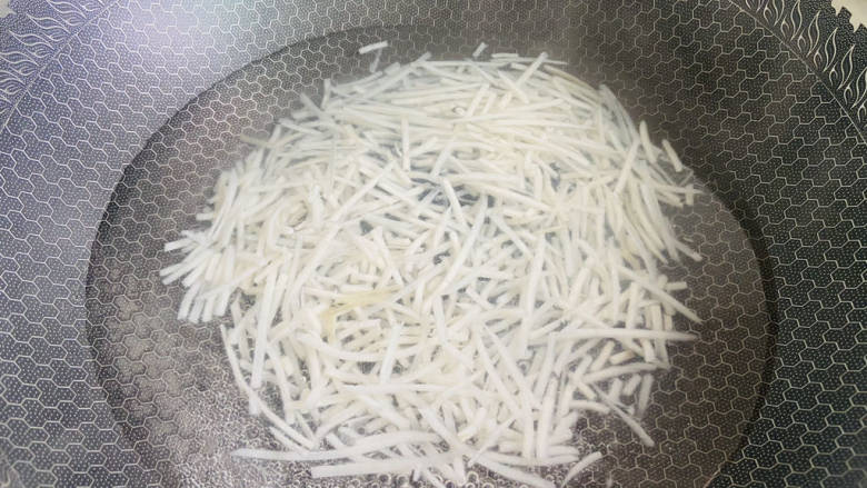 酸辣藕丝,锅中加入适量清水大火烧开,放入莲藕丝焯烫两分钟