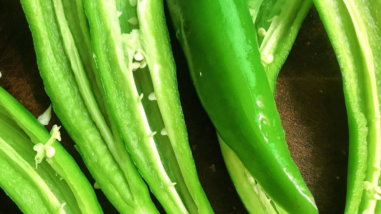 青椒杏鲍菇焖鸡,青辣椒对半切开,去籽(减低辣度)