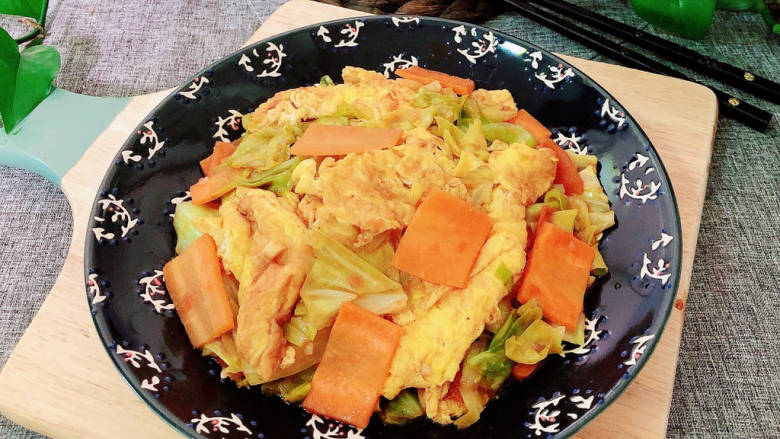 包菜胡萝卜炒鸡蛋,酸甜开胃,挺下饭哟!