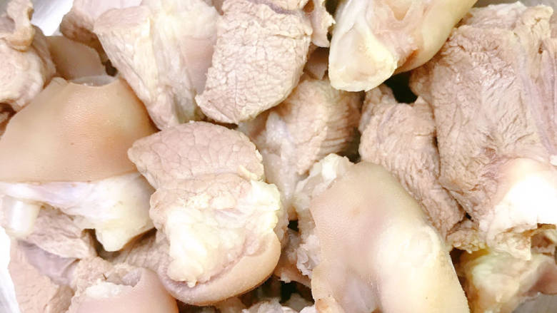 清炖羊肉,捞出去掉香料冲洗干净,沥干水分备用