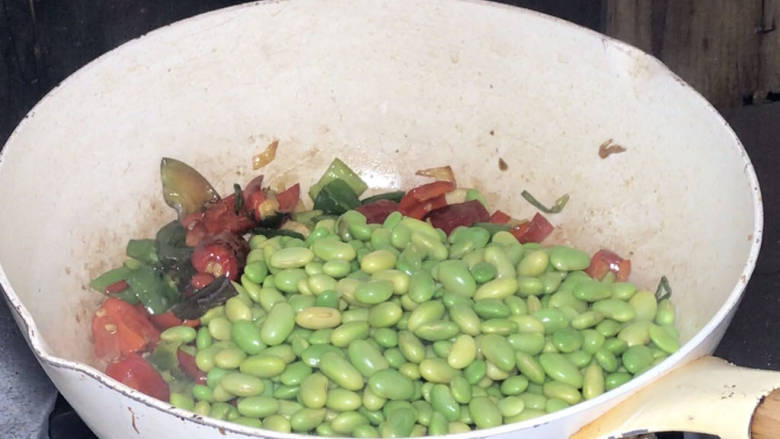 小炒毛豆,加入毛豆米炒匀,至出香味,约2分钟