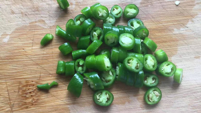 凉拌手撕包菜,线椒切圈,或者小米辣也可以