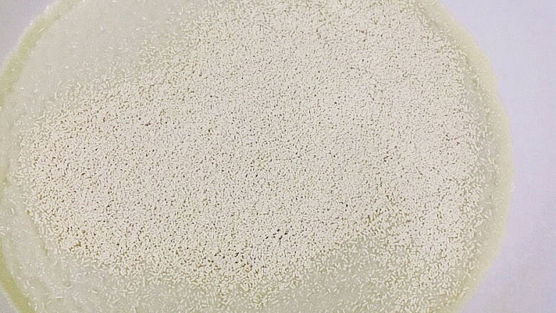 #闹元宵#南瓜饼,碗中装50毫升温水,放入酵母粉