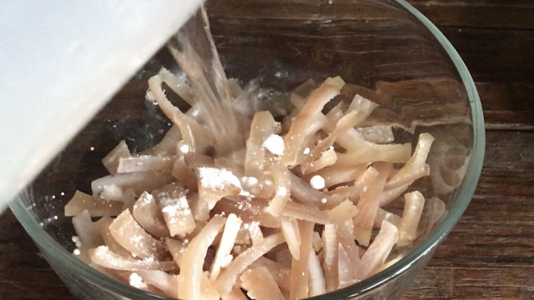 泡椒猪皮,加入食用碱和少许清水,抓捏搓洗干净,再多冲洗几次至水清澈
