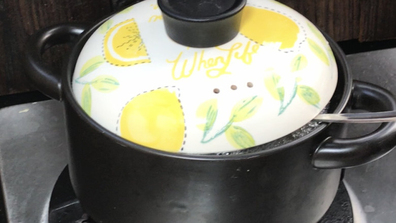 苹果炖银耳,盖上锅盖,继续炖煮20分钟左右