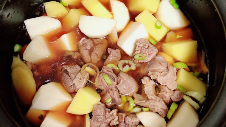 牛肉炖芋头,加入适量水,盖盖儿选择牛肉键。