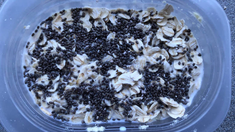 燕麦牛奶豆乳盒子,依次按自己喜好来铺,接着撒点奇亚籽。
