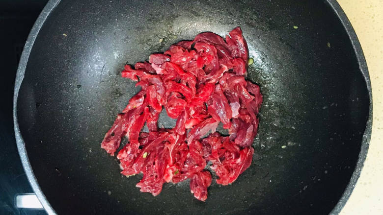 彩椒炒肉丝,起油锅,加入猪肉煸炒至变色