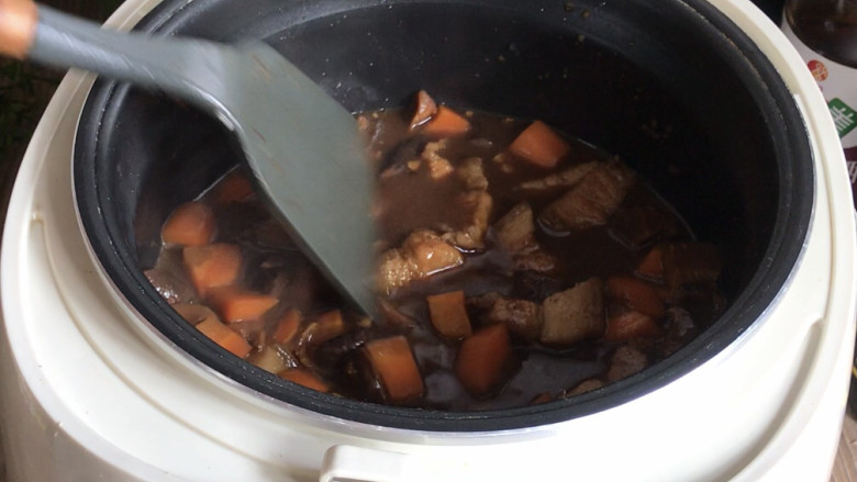 五花肉焖饭,倒入电饭煲内，整均匀