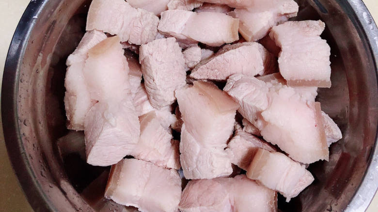 茭白茄子焖肉,锅中烧开水,五花肉放入锅中煮去血水,捞出洗净待用。