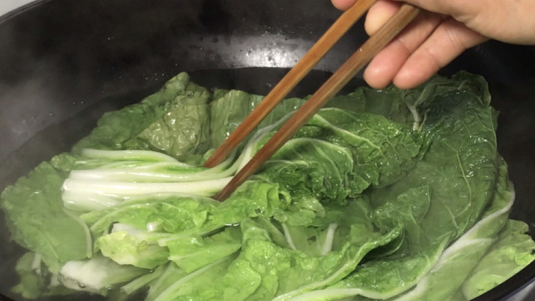 白菜卷肉,锅中烧开水,加盐和油,放入菜叶,煮至断生,捞出过凉水,再沥干水分