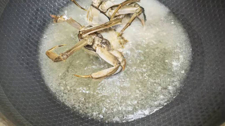 香辣蟹,起锅烧油,七八成热,将螃蟹切面朝下,油炸