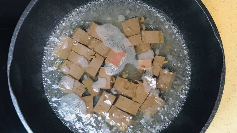 酸辣豆腐,大火煮沸,焯一下水,去除腥气