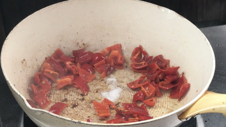 辣椒毛豆炒午餐肉,就着油锅,放入红辣椒炒匀,加盐炒香