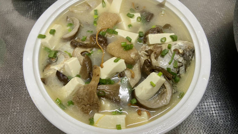 鲫鱼豆腐菇菌汤,装盘撒葱末,即可上桌享用