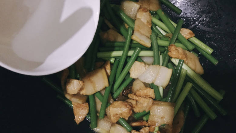 蒜苔五花肉,加入适量温水,盖上锅盖焖煮3~4分钟