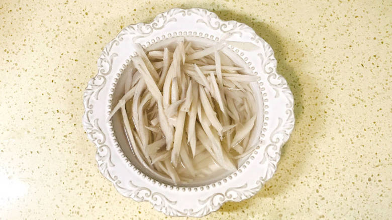 酸辣藕丝,捞出来,加清水过一下