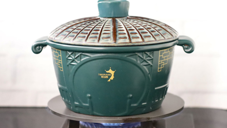 洋葱海米小馄饨,锅中倒入适量清水,盖上锅盖大火烧开。