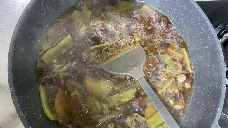 排骨土豆炖豆角,开盖,中大火收汁,到土豆淀粉融入汤汁,汤汁浓郁即可关火出锅