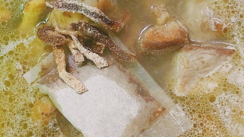 牛腩焖土豆,调料包、陈皮丝放入锅中
