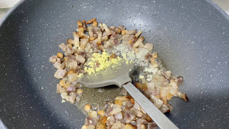 腊味糯米饭➕杂蔬腊味焖糯米饭,加入姜末,煸炒出香味