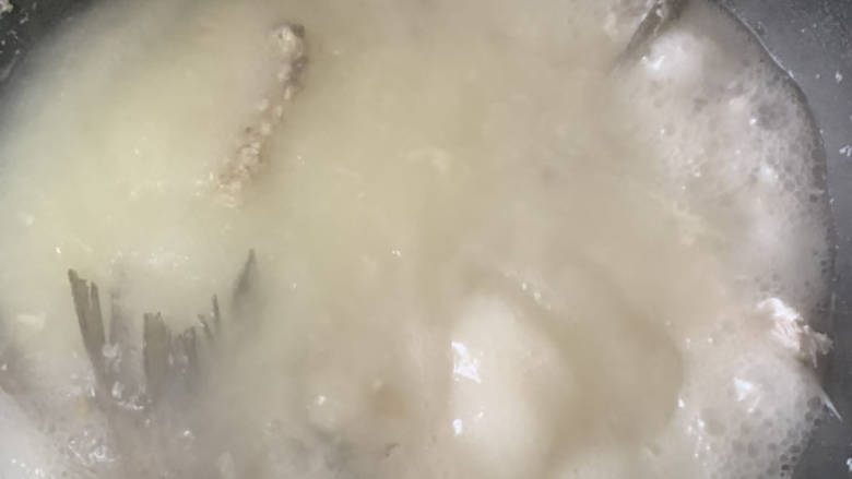 川味家常酸菜鱼,倒入准备好的开水开大火煮鱼骨,汤里放少许胡椒粉去腥,一直保持大火,把汤煮白(一定要大火才会把汤煮白,也可以盖上锅盖)