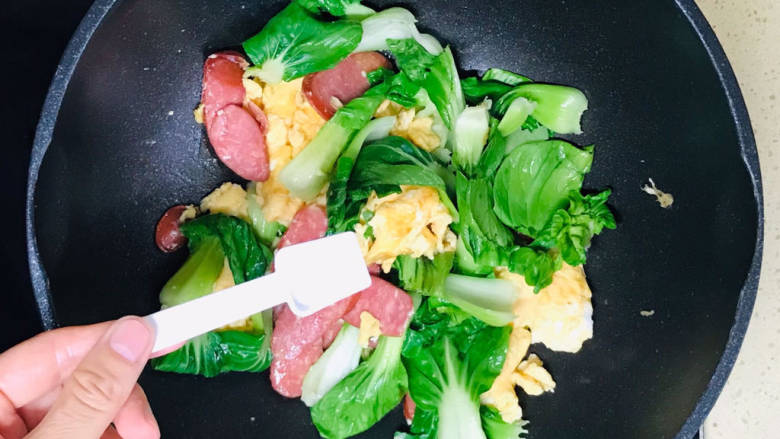 火腿青菜炒鸡蛋,翻炒至青菜恹恹,撒入盐调味