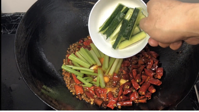 家庭版烤鱼制作方法,放入<a style='color:red;display:inline-block;' href='/shicai/ 54'>黄瓜</a>条