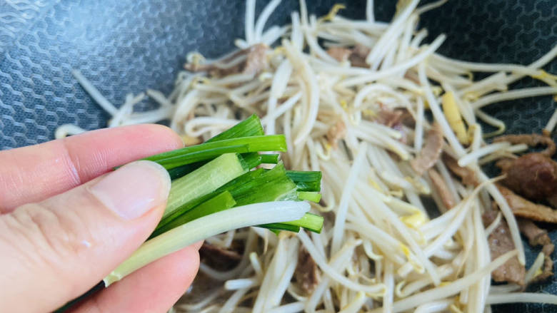 豆芽炒肉丝,放入葱段炒匀即可出锅