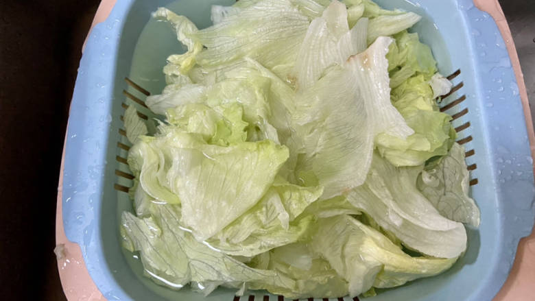 香菇炒生菜,圆生菜一切两半,叶片撕大片,淡盐水浸泡5分钟