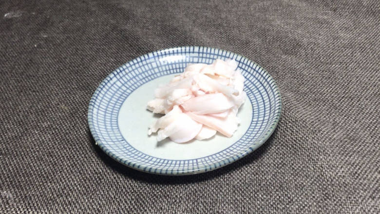 冻豆腐炖冬瓜,<a style='color:red;display:inline-block;' href='/shicai/ 940'>肥肉</a>洗净,后切成薄片,备用