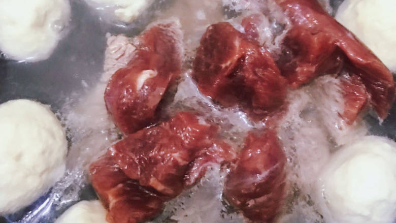 牛肉丸子汤,然后加入腌制好的牛肉