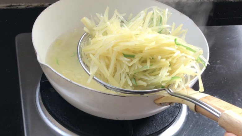 西红柿炒土豆丝,煮沸后捞出,沥水备用