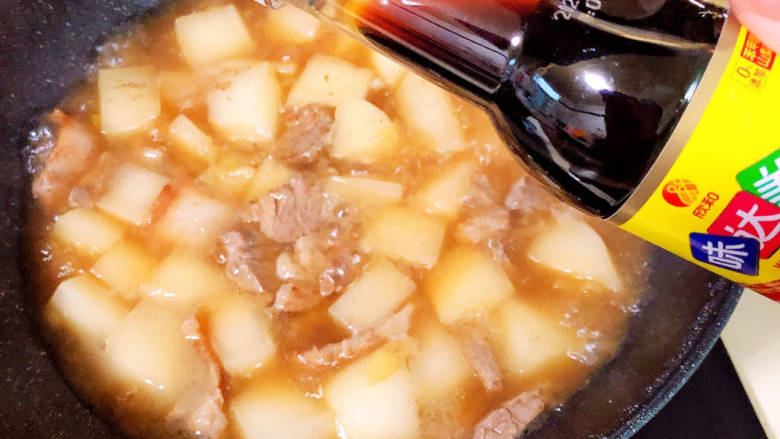 白萝卜炖猪肉,加入少许盐、酱油,继续炖煮5分钟。