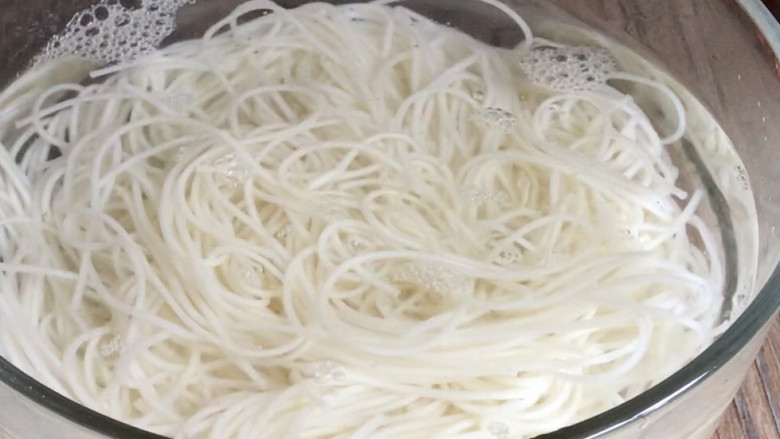 家常拌面,煮好的面条捞出过凉,再捞出沥水