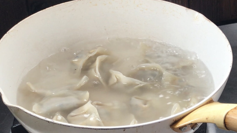梅干菜猪肉馅饺子,放入开水锅中,煮熟