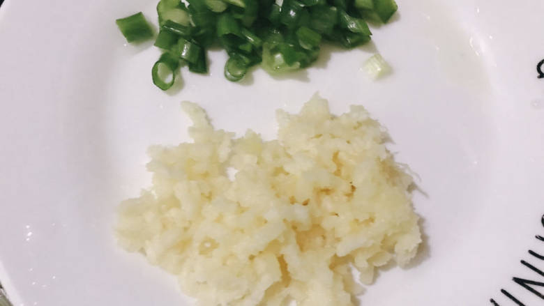 蒜蓉豆豉蒸排骨,蒜压成蒜末，葱切葱花