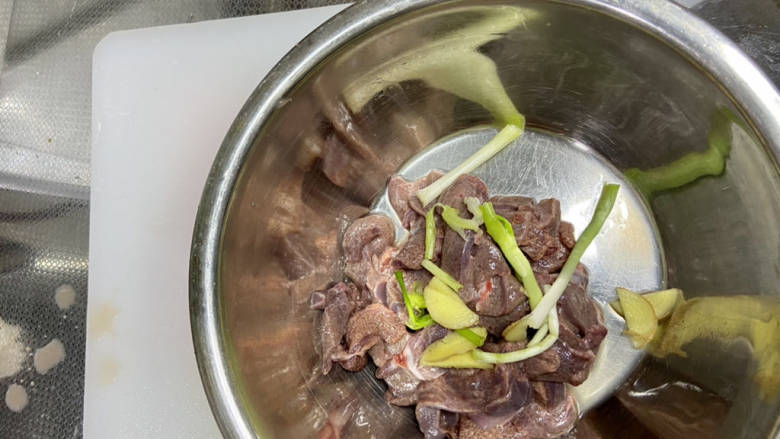 青菜猪肝汤,猪肝加入姜片葱白,抓匀