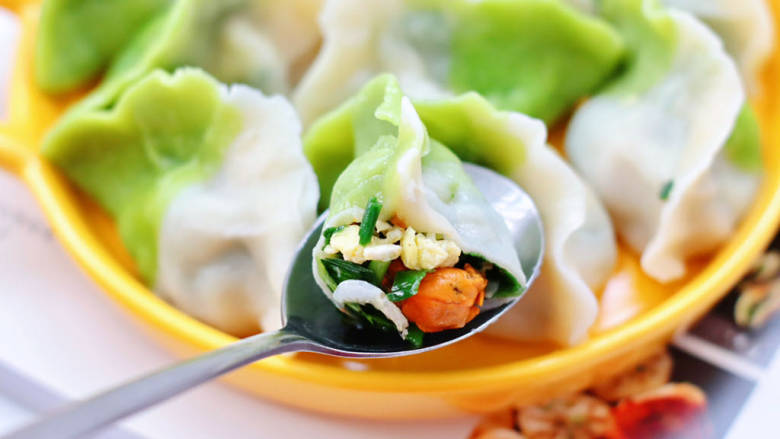 #闹元宵#翡翠韭菜海虹饺子,皮薄馅足太鲜美好吃了,绿色的饺子皮,让人感受到了春天的气息。
