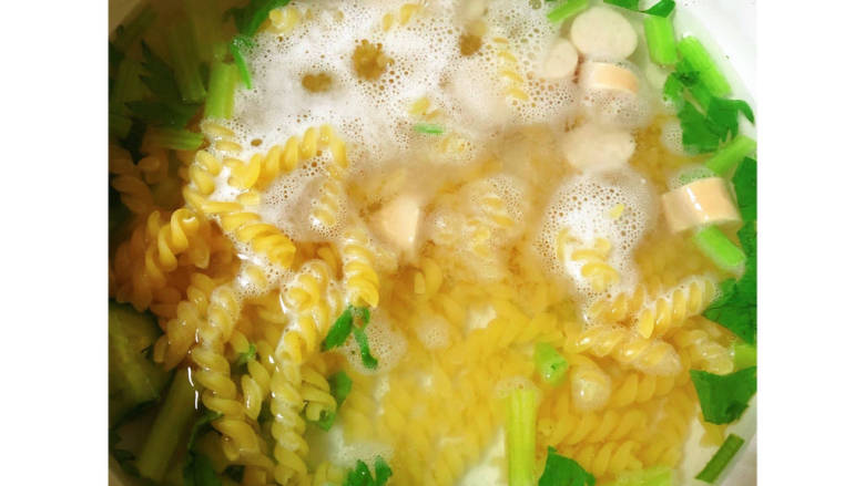 🥑低脂高蛋白❗️金枪鱼牛油果全麦通心粉沙拉,锅内烧水大火烧开下意粉<a style='color:red;display:inline-block;' href='/shicai/ 125'>芹菜</a>和香肠至喜欢的意粉软硬程度出锅